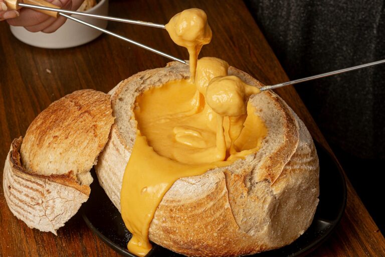 Schweiz Essen und Trinken – Käsefondue mit Brot